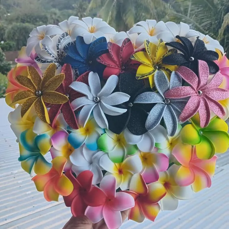 Bouquet sur présentoir en cœur